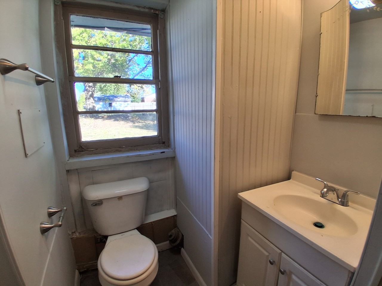 212 Edwards St - Photo 5 of 10