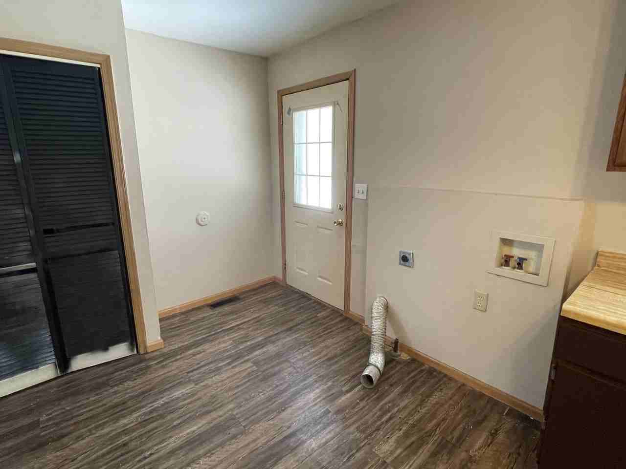 1019 Grove St - Photo 4 of 16