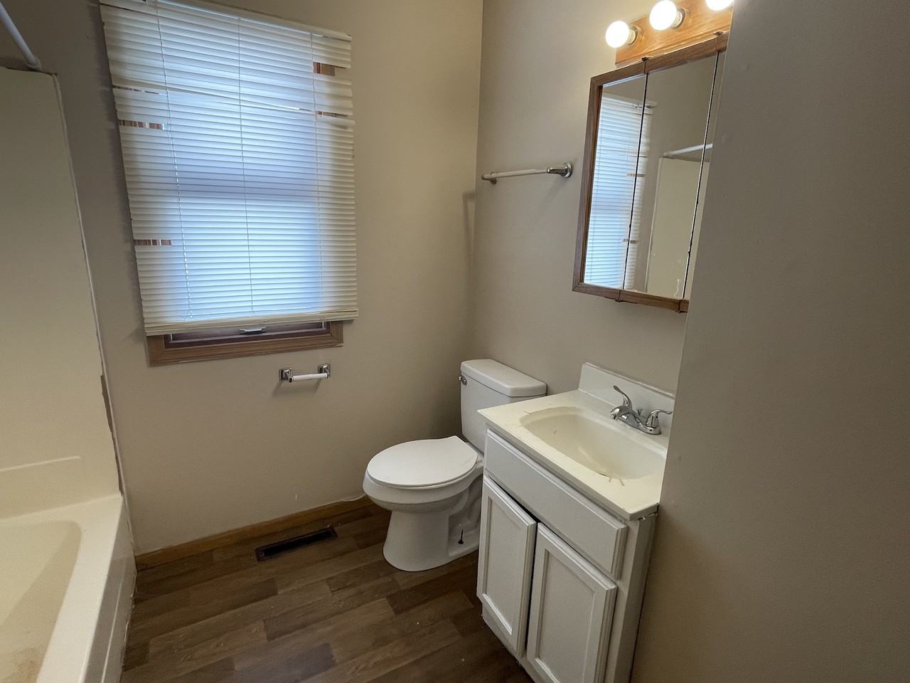 1019 Grove St - Photo 5 of 16