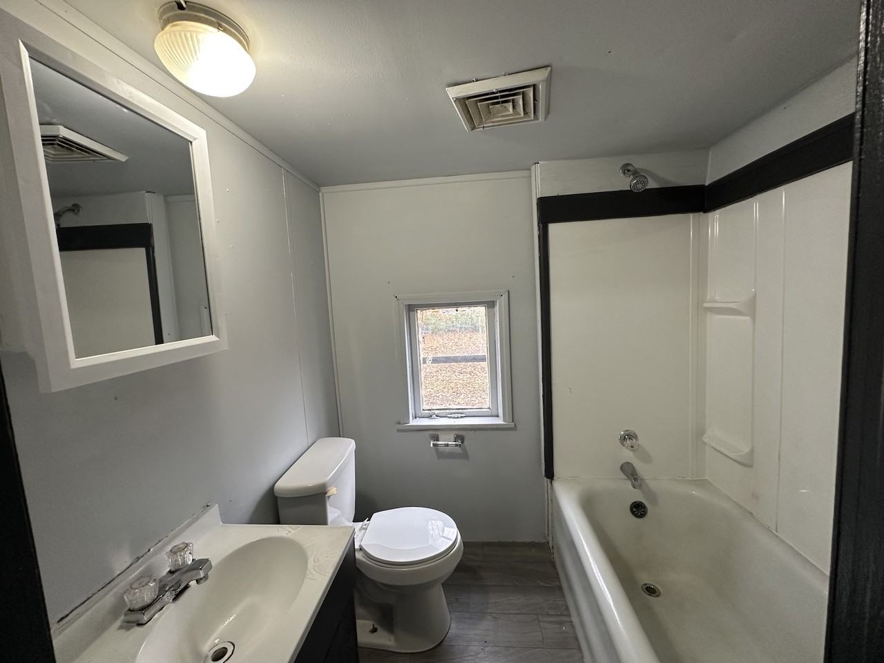 1206 Martin St - Photo 4 of 15