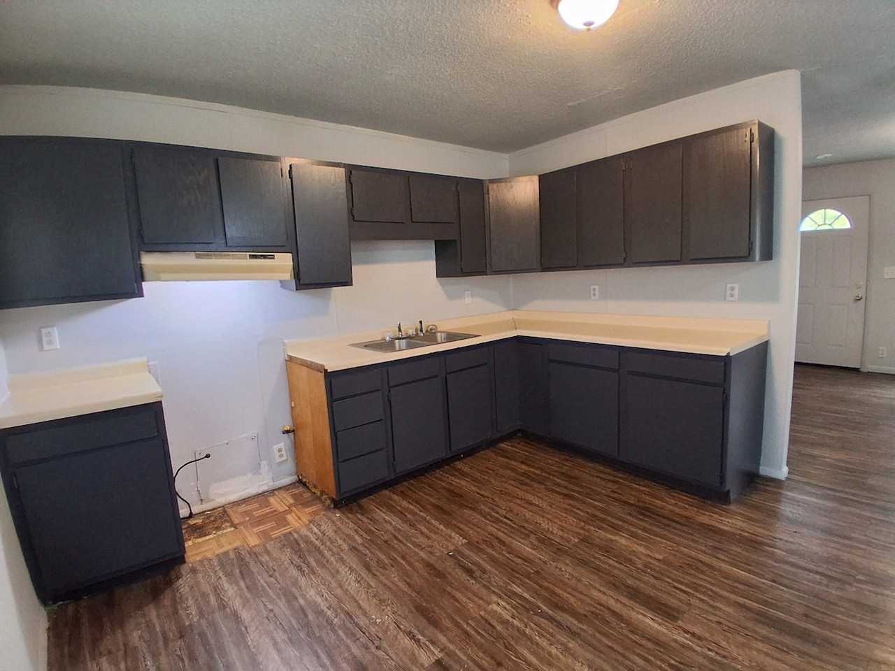 1009 Glenwood Dr - Photo 2 of 17