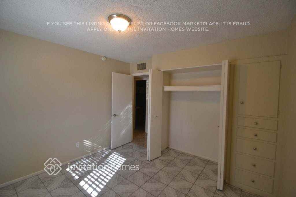 6116 W Claremont St - Photo 5 of 12