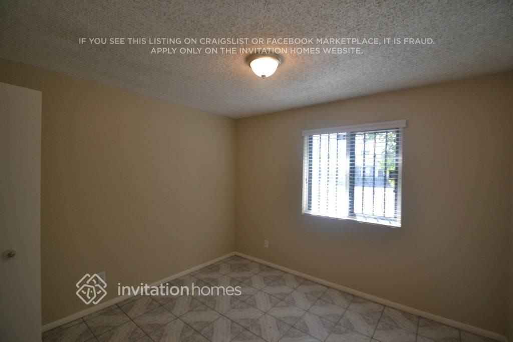 6116 W Claremont St - Photo 6 of 12