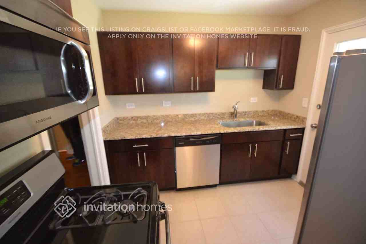 5240 Lee St - Photo 4 of 16