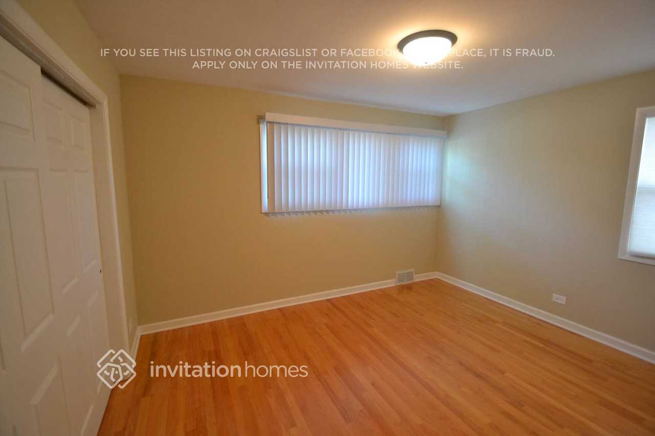 5240 Lee St - Photo 7 of 16