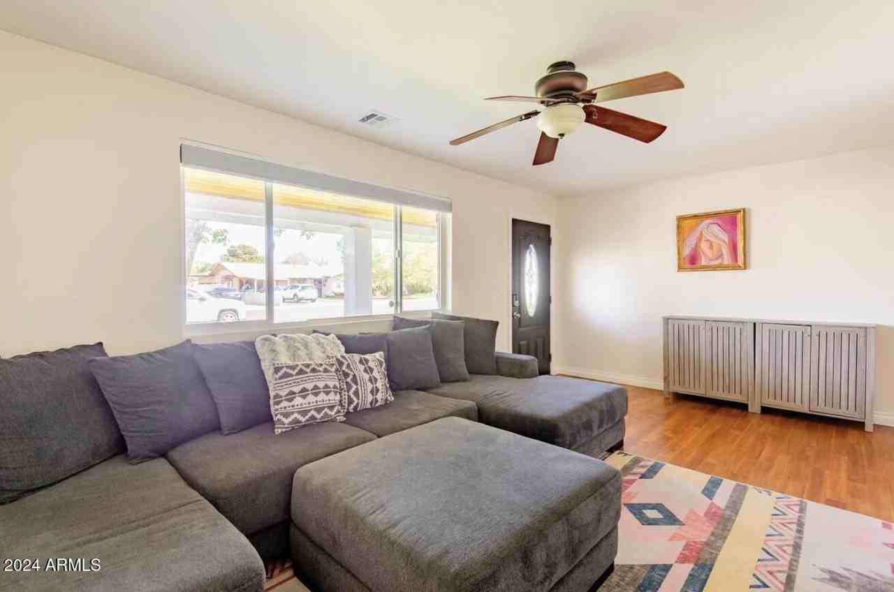 1037 W 10th St - Photo 3 of 27