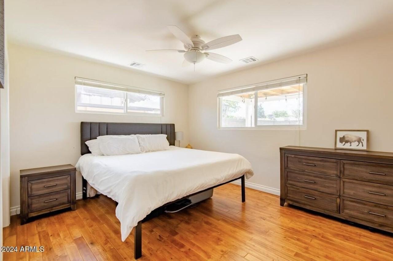 1037 W 10th St - Photo 4 of 27