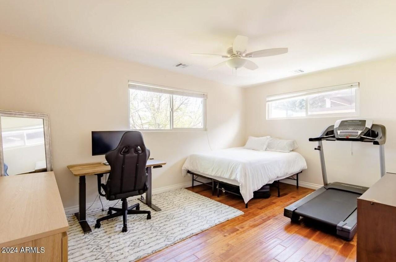 1037 W 10th St - Photo 5 of 27