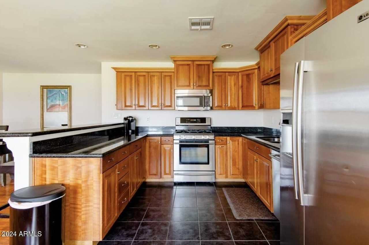 1037 W 10th St - Photo 6 of 27