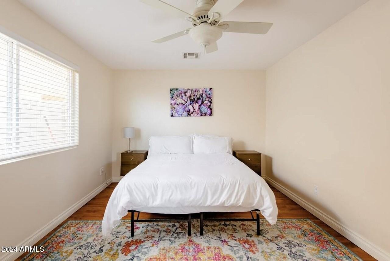 1037 W 10th St - Photo 7 of 27