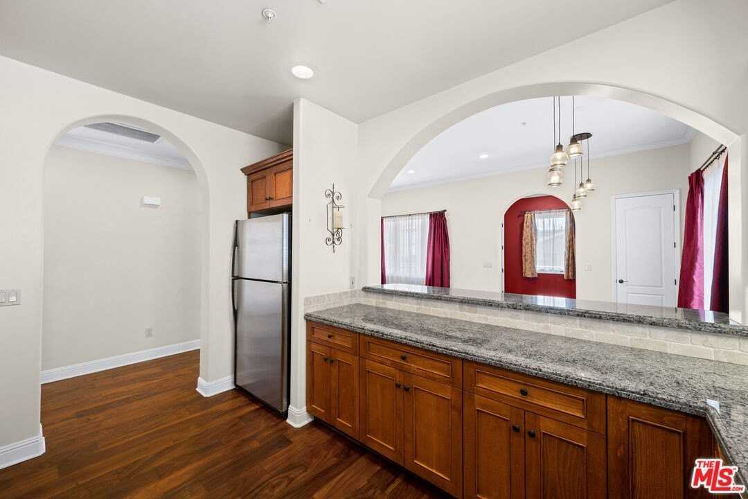 108 S El Molino Ave - Photo 7 of 26