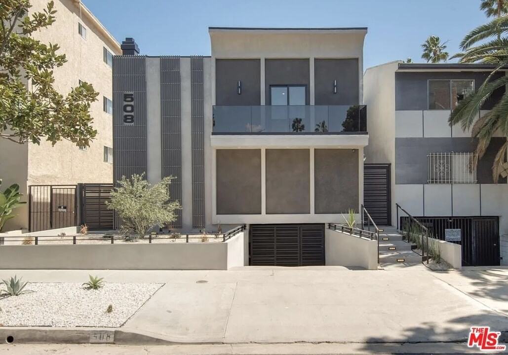 508 N Kings Rd Apt 1 #1 - Photo 2 of 15