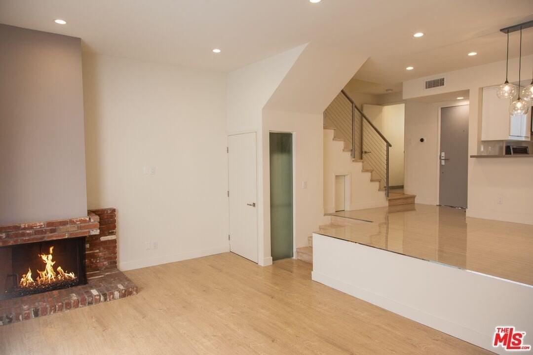 508 N Kings Rd Apt 1 #1 - Photo 5 of 15