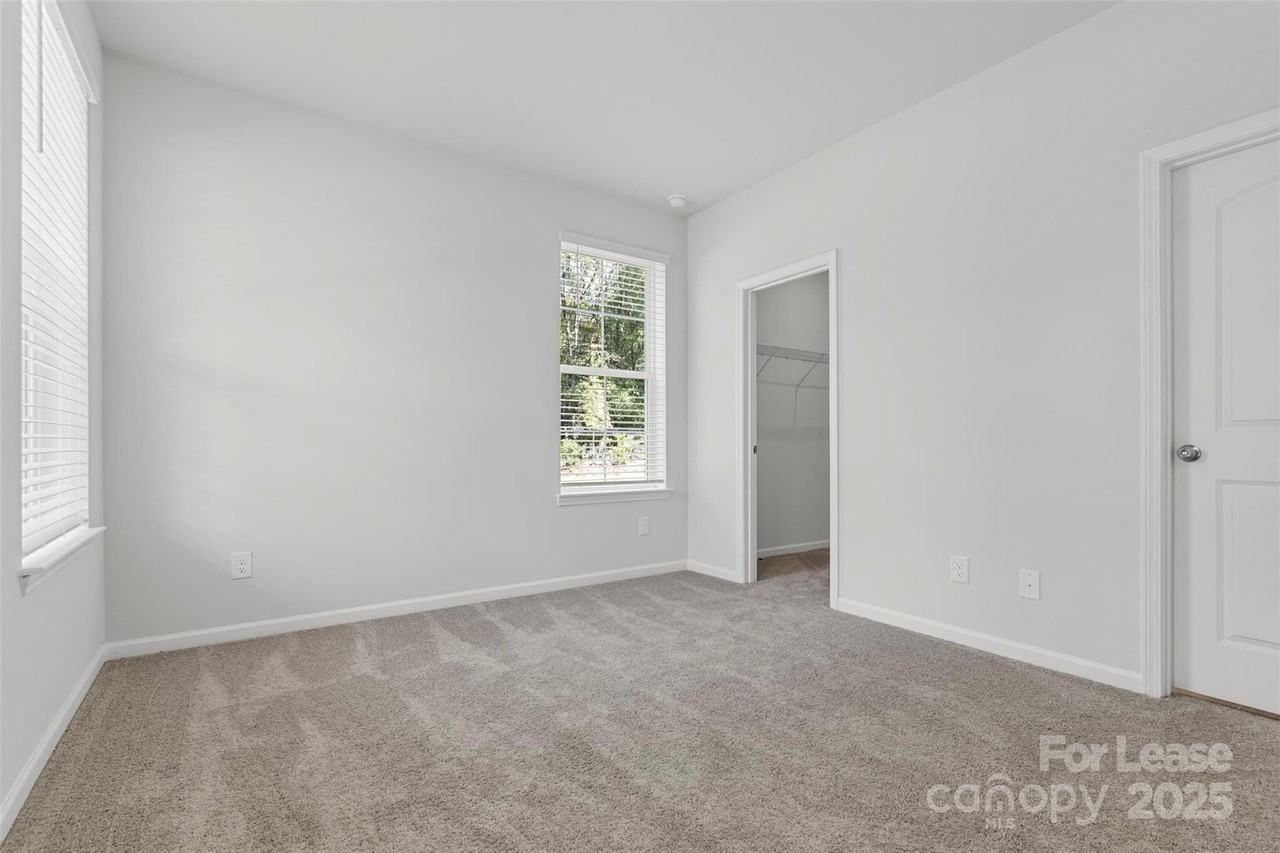 10138 Hemingway Pl - Photo 5 of 31