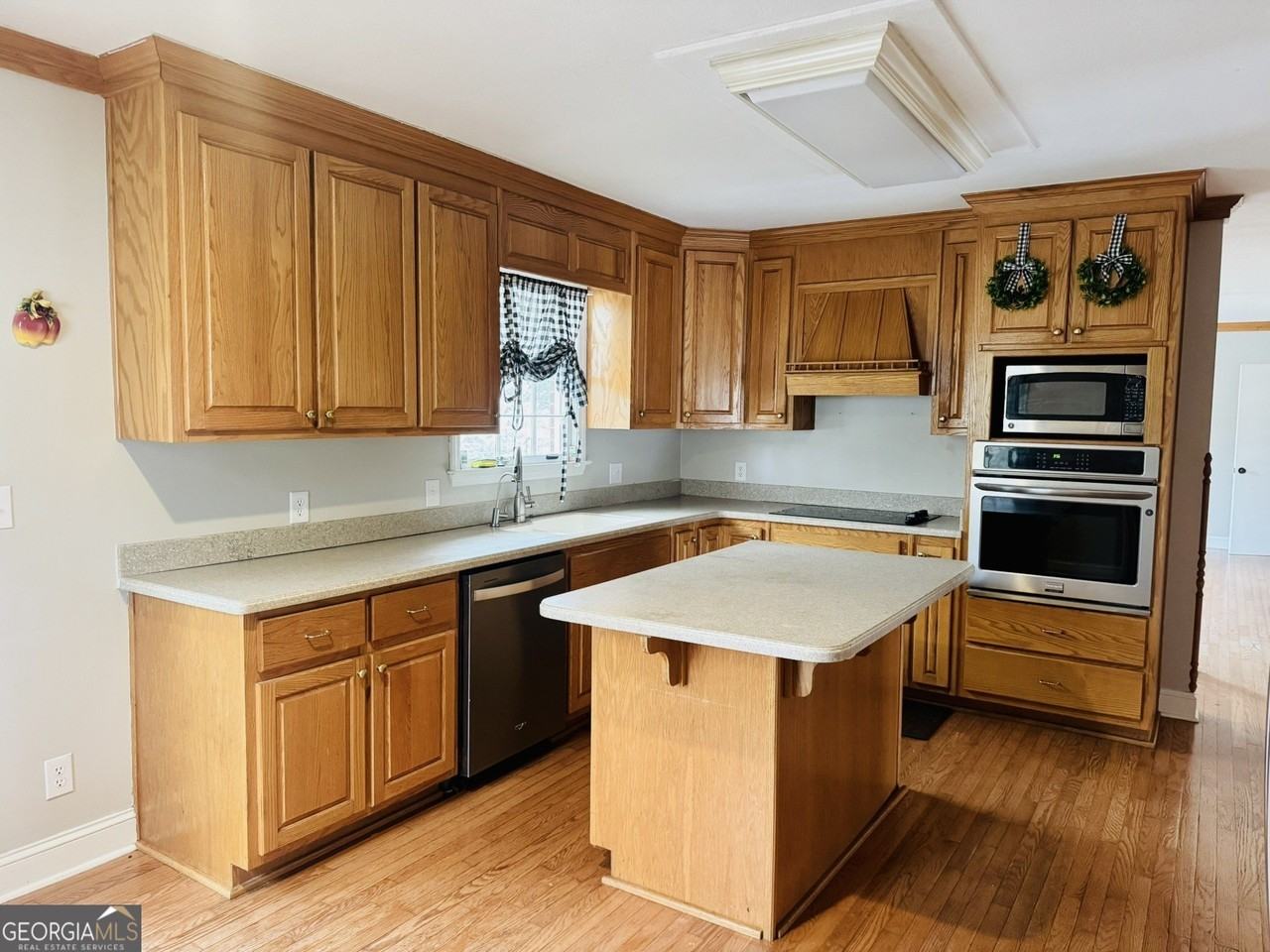 110 Pine St - Photo 3 of 31