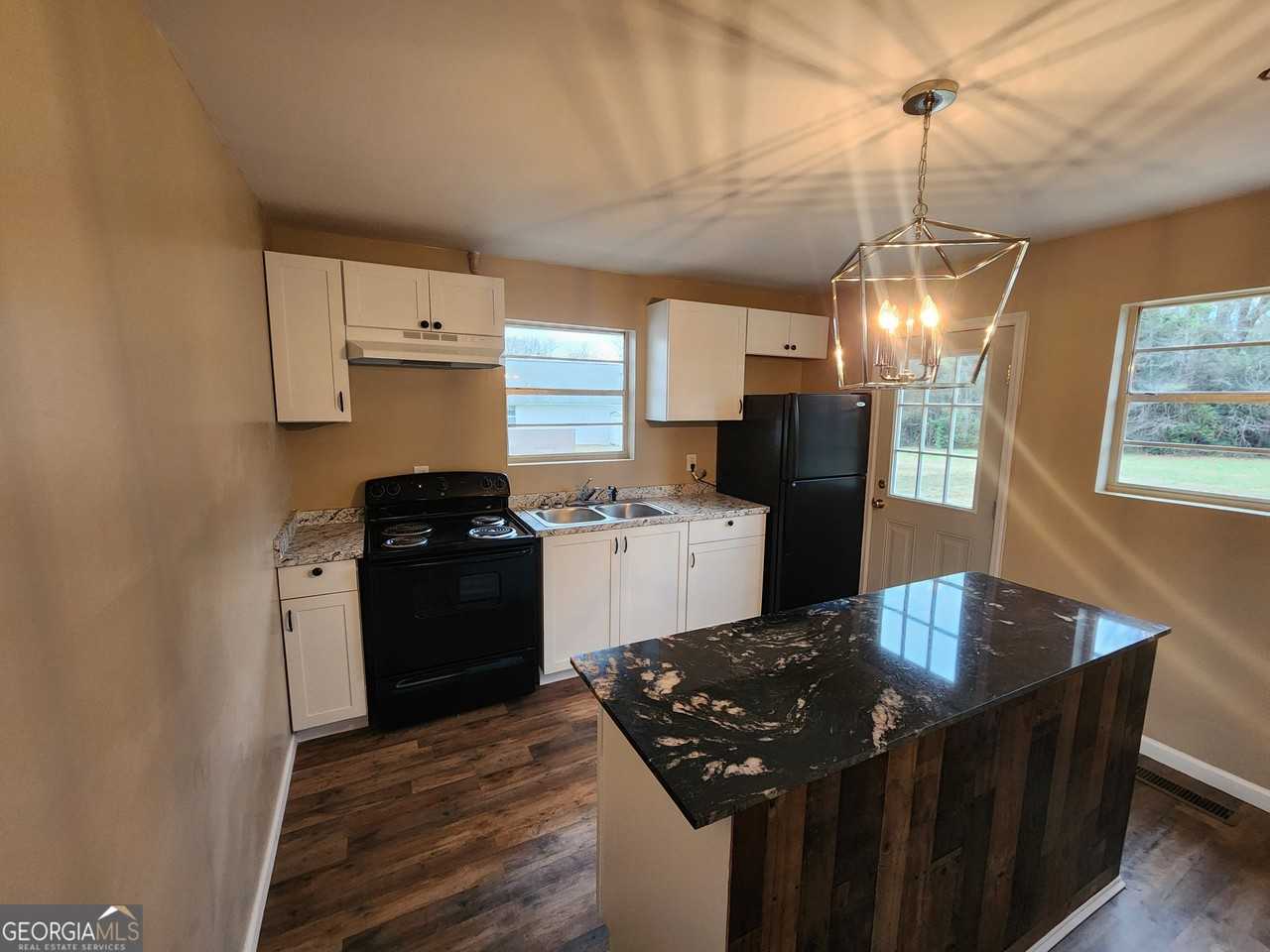 514 Benson St - Photo 4 of 9