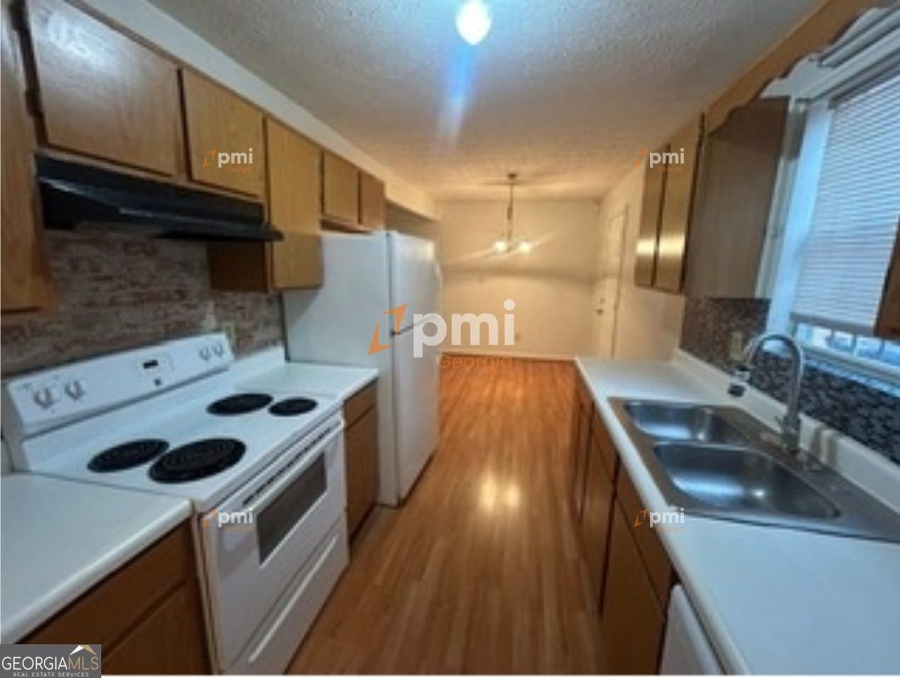 2720 Sapphire St - Photo 2 of 17