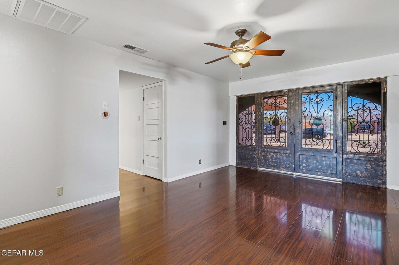 2708 Prestwick Rd - Photo 6 of 29