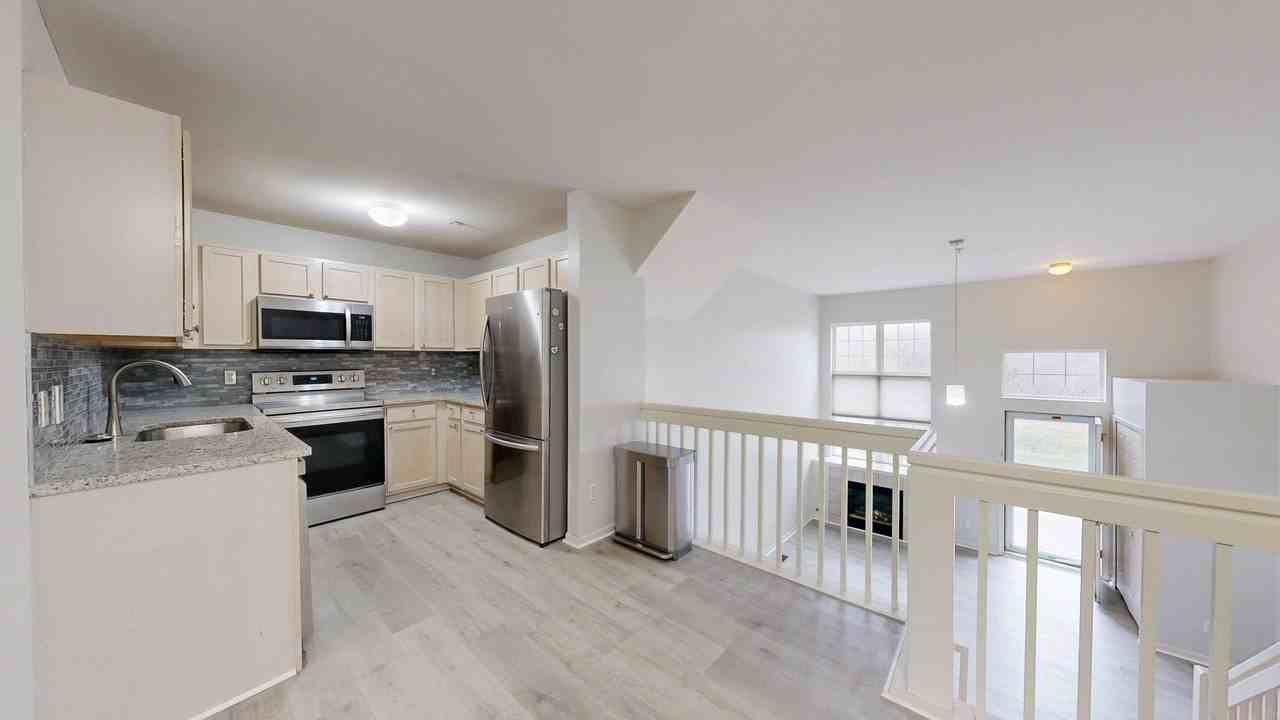 1866 Lindsay Ln - Photo 4 of 19