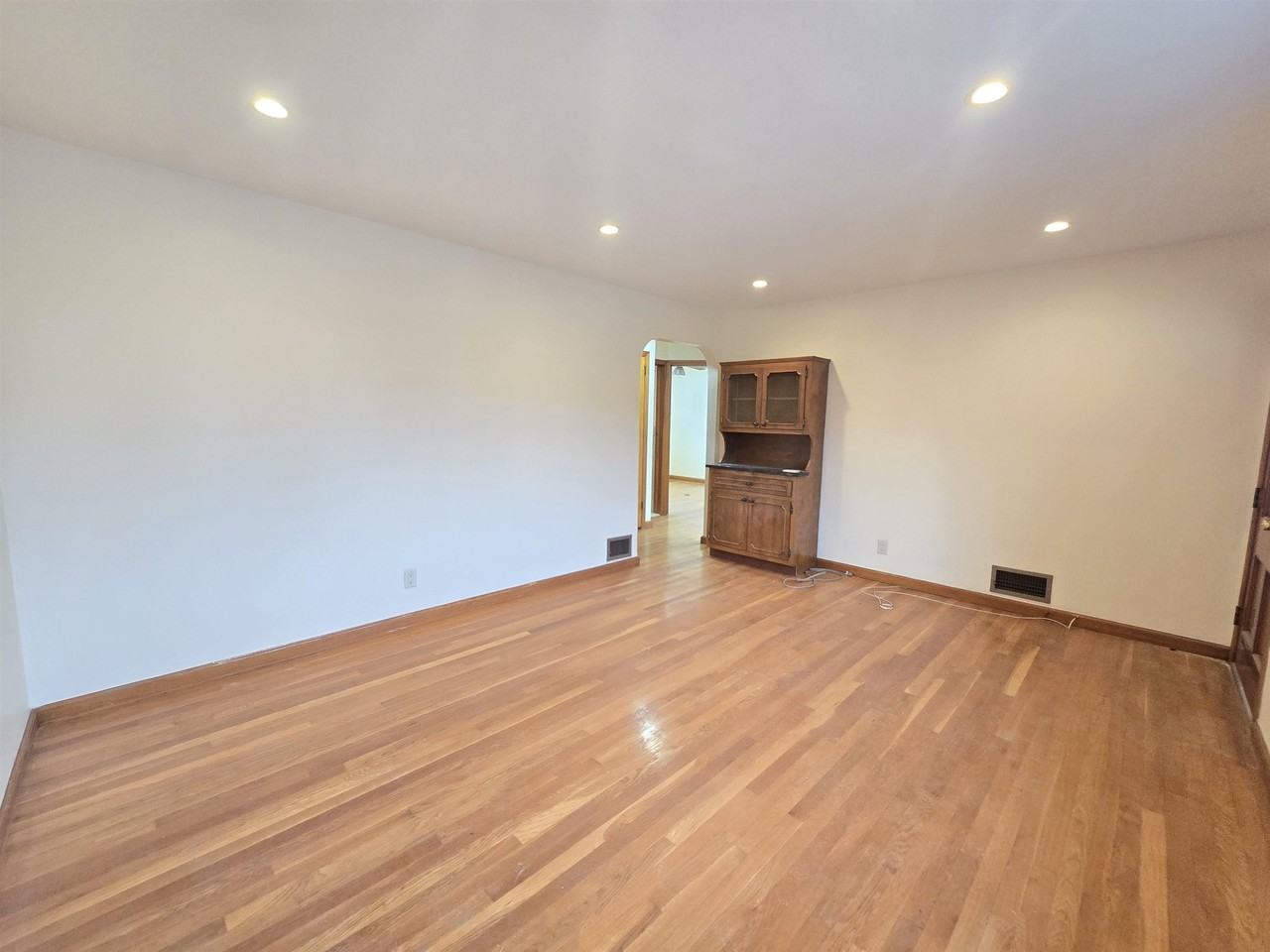 701 4th St - Photo 4 of 19