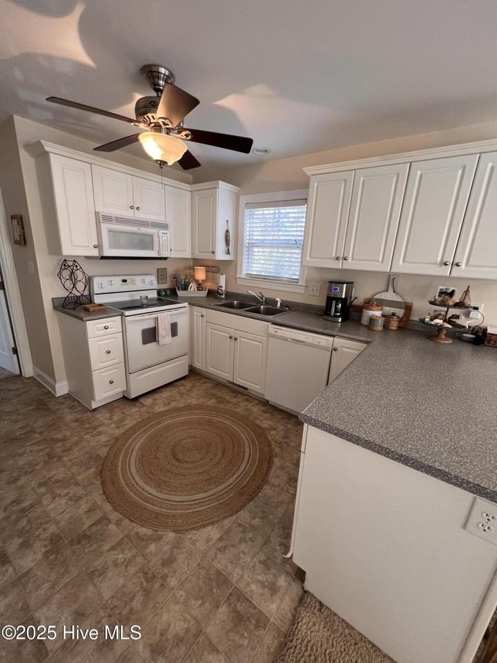 324 Live Oak St - Photo 3 of 13