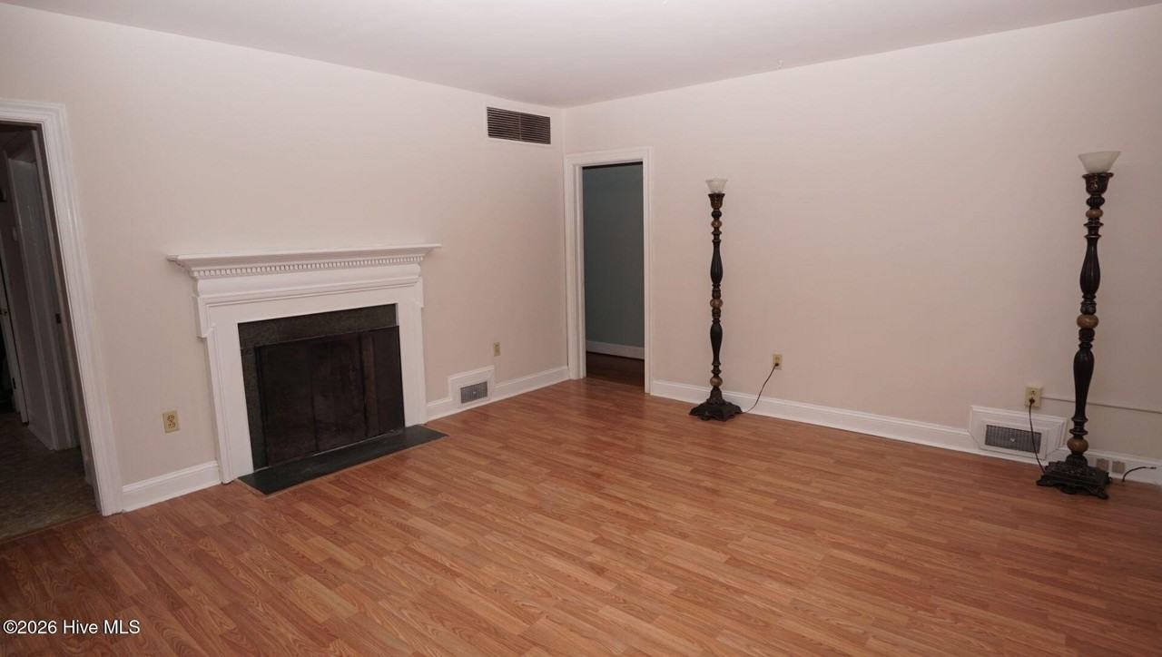 14 Tallman St - Photo 4 of 30