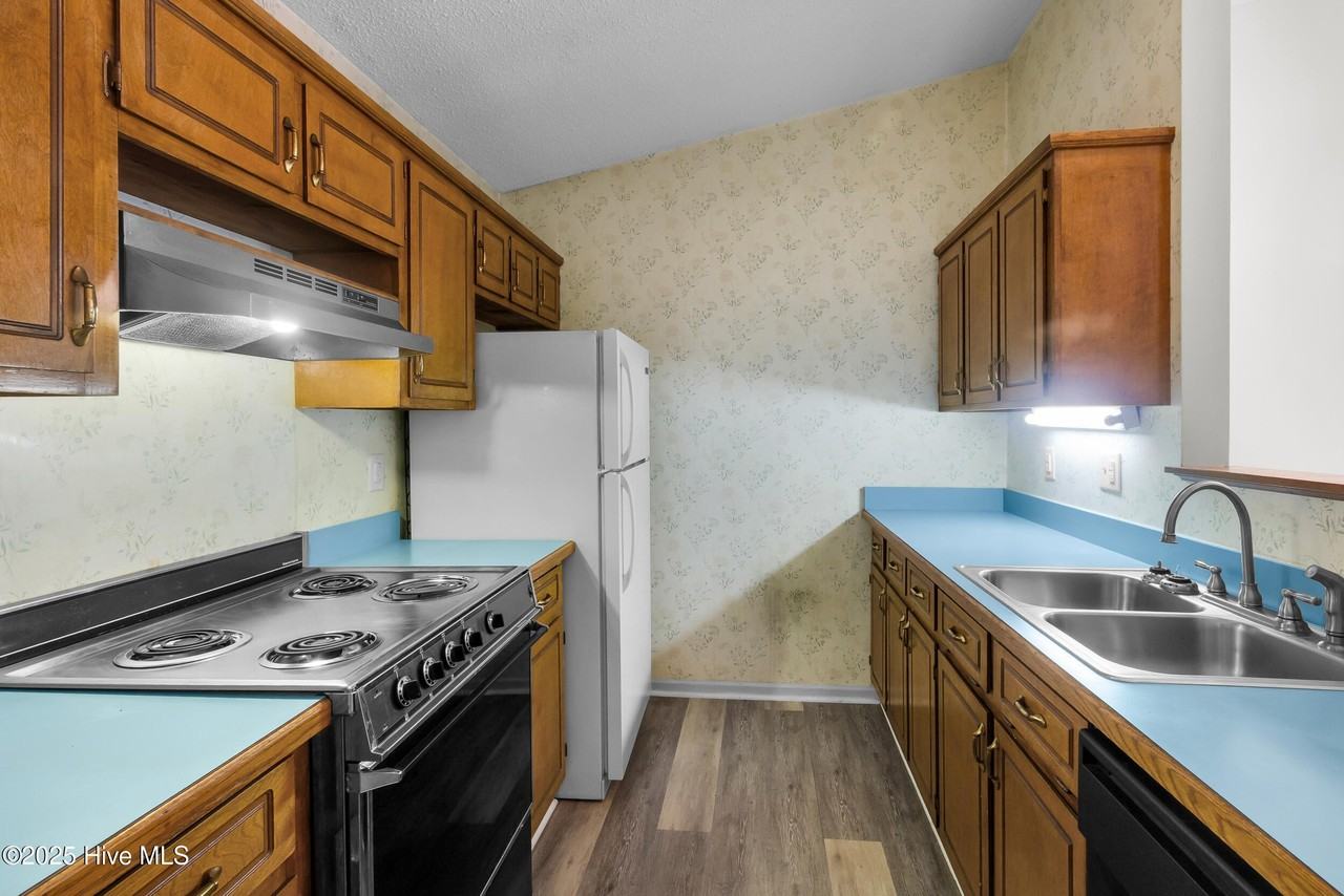 1615 Race Track Rd - Photo 4 of 27