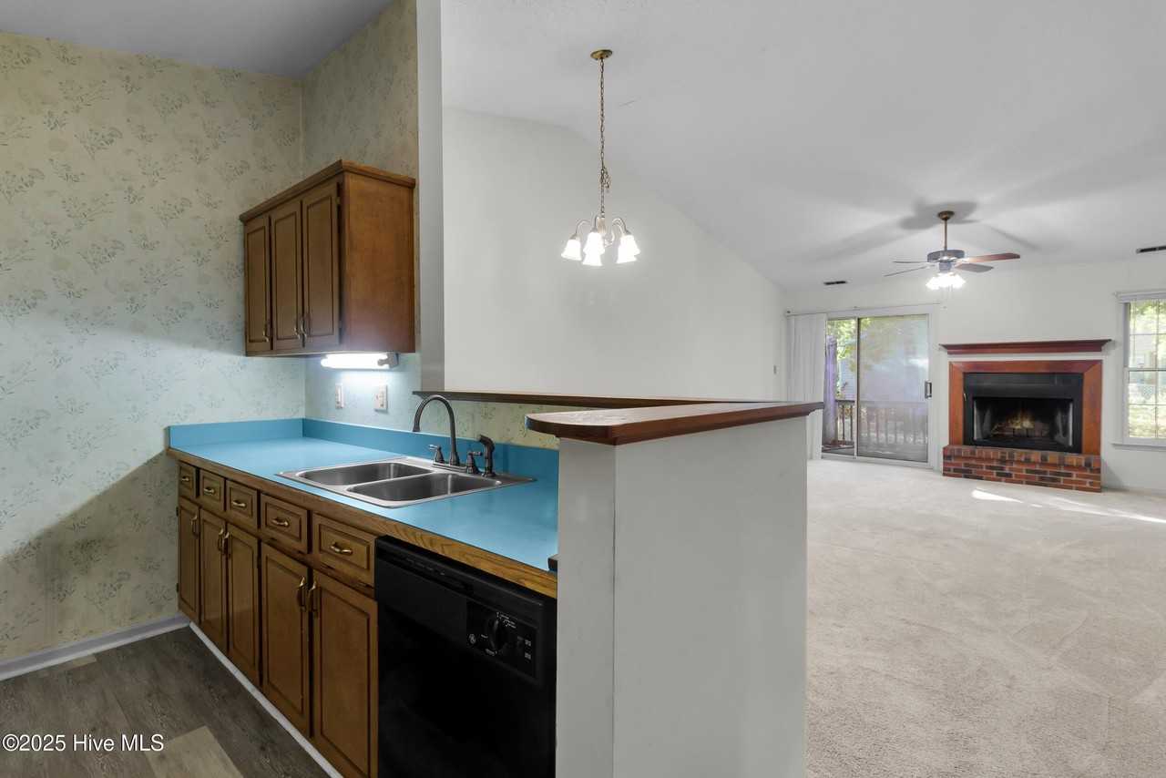 1615 Race Track Rd - Photo 7 of 27