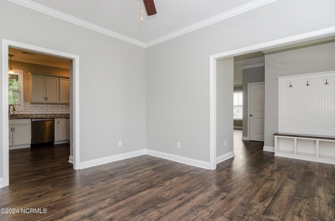 3019 N Rocklund Ct - Photo 4 of 37