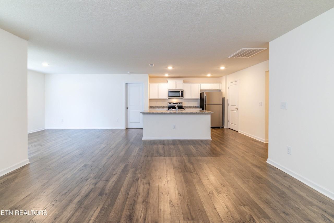 7452 Game Bird St - Photo 6 of 33