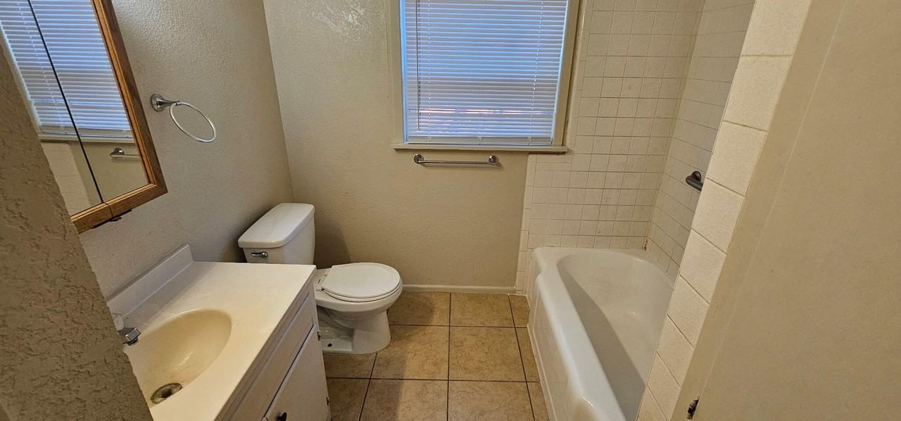 2318 33rd St - Photo 5 of 8