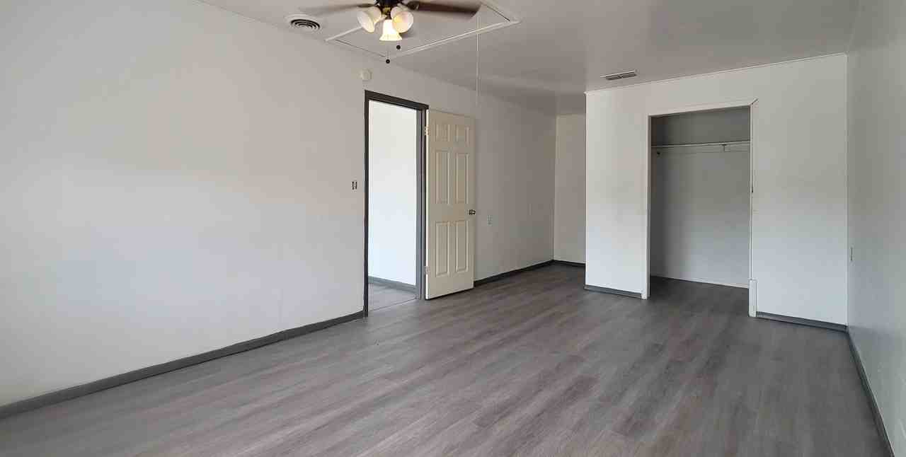 5512 Avenue G - Photo 7 of 17