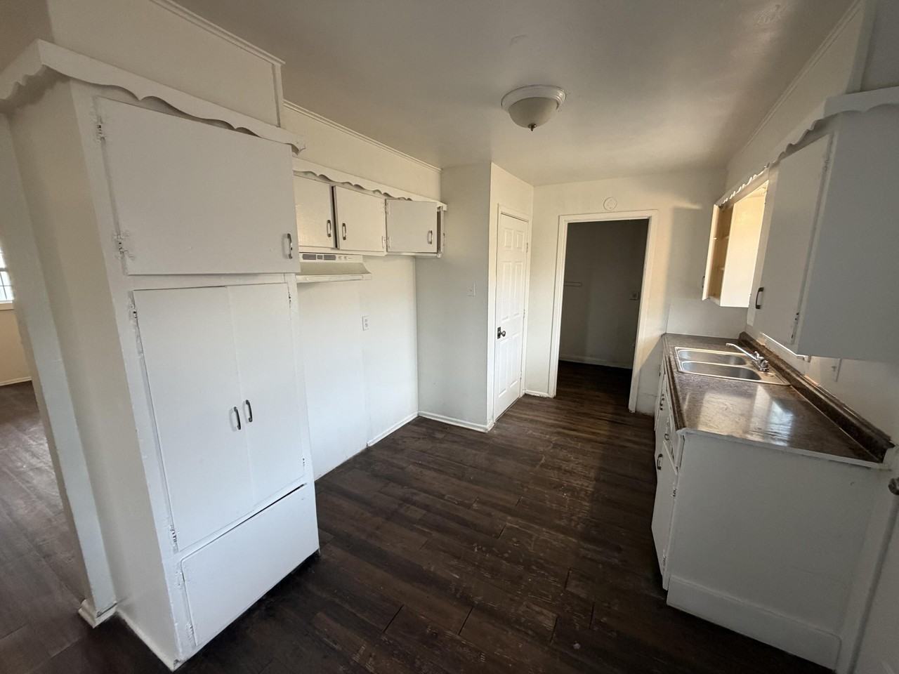 2715 E 2nd St - Photo 4 of 8