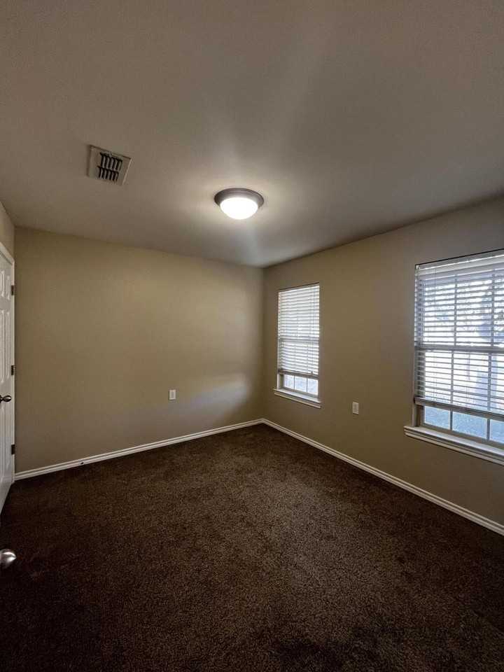 2317 99th St - Photo 2 of 11