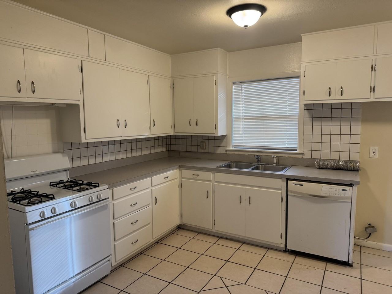 2821 61st St - Photo 3 of 13