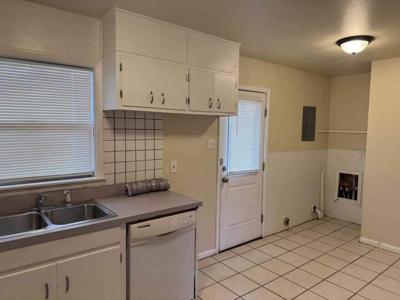 2821 61st St - Photo 4 of 13