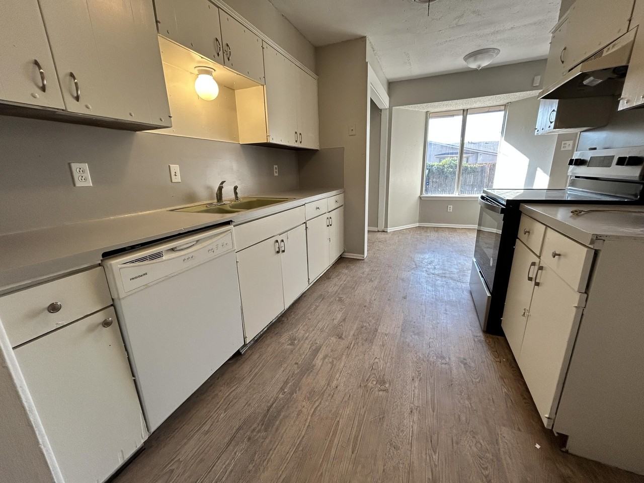 1613 69th St - Photo 2 of 8