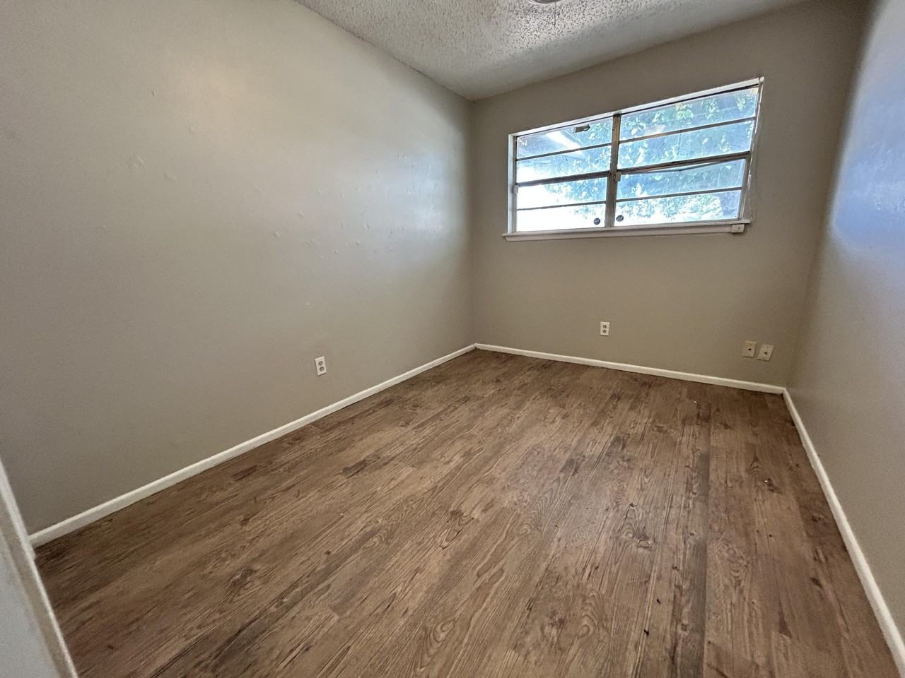 1613 69th St - Photo 5 of 8