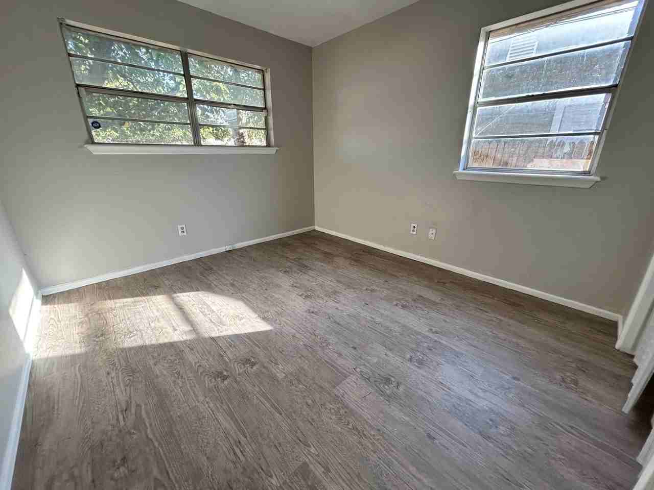 1613 69th St - Photo 6 of 8