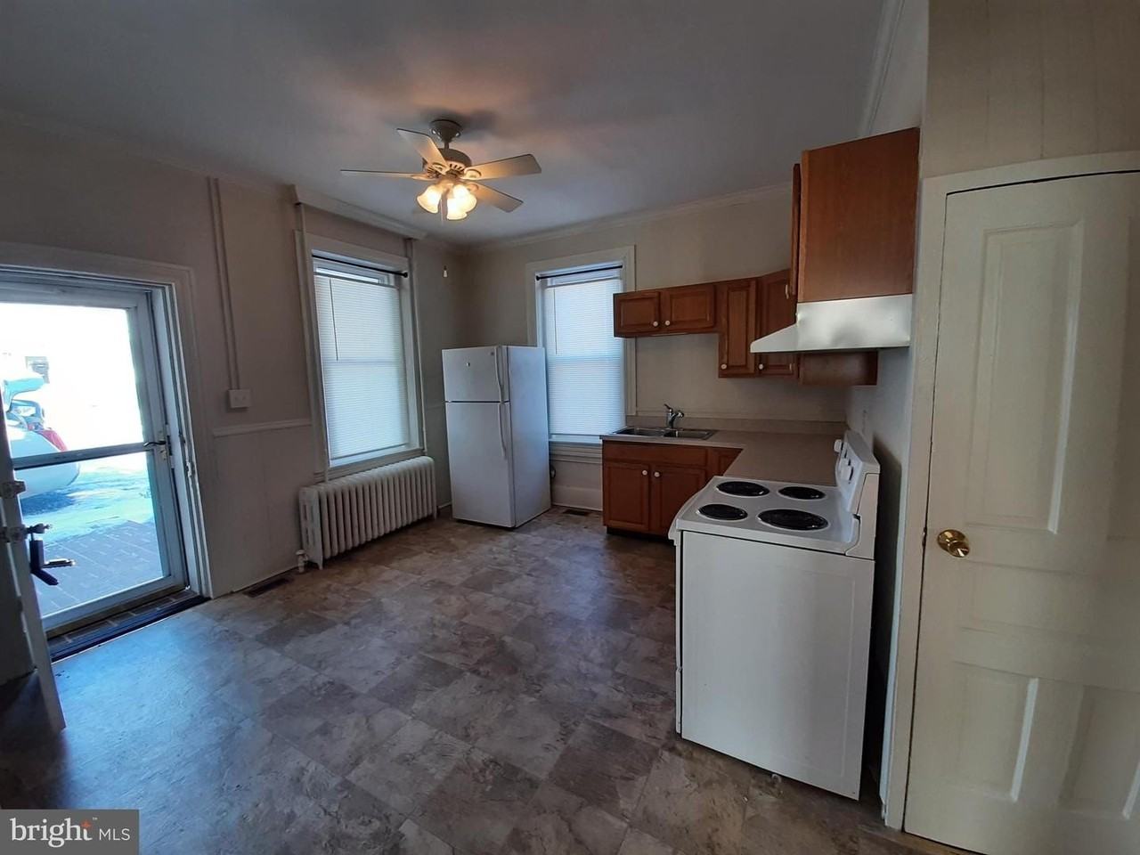 553 N Loudoun St - Photo 3 of 10