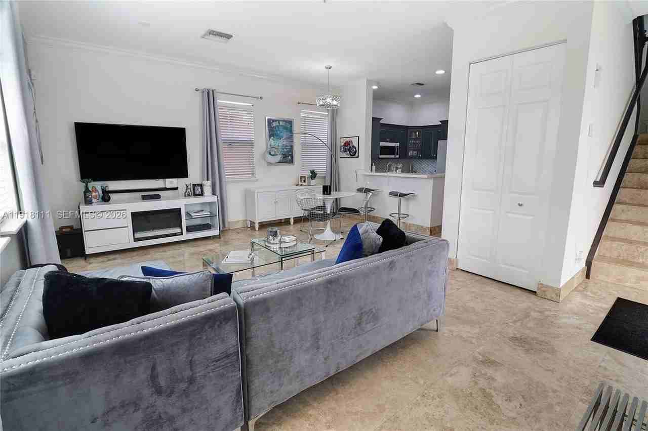 601 Ne 11th Ave - Photo 7 of 42