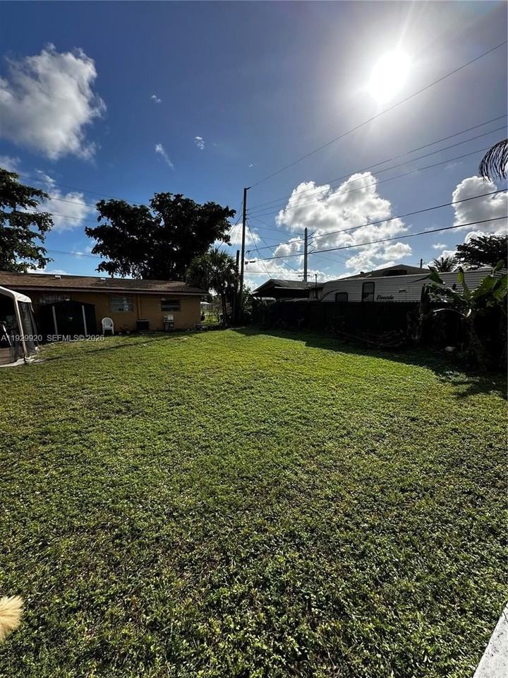 2120 Nw 4th St #2 - Photo 2 of 8