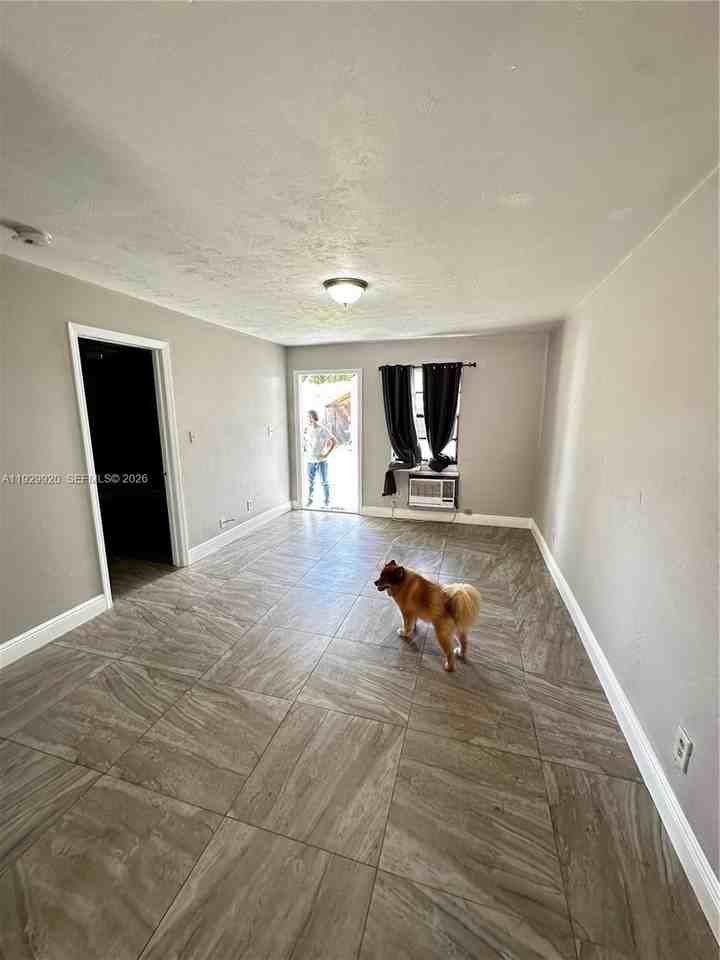 2120 Nw 4th St #2 - Photo 3 of 8