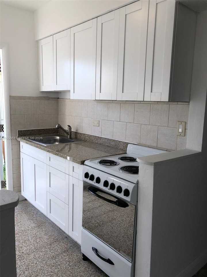 2830 Sw 38th Ct - Photo 2 of 6