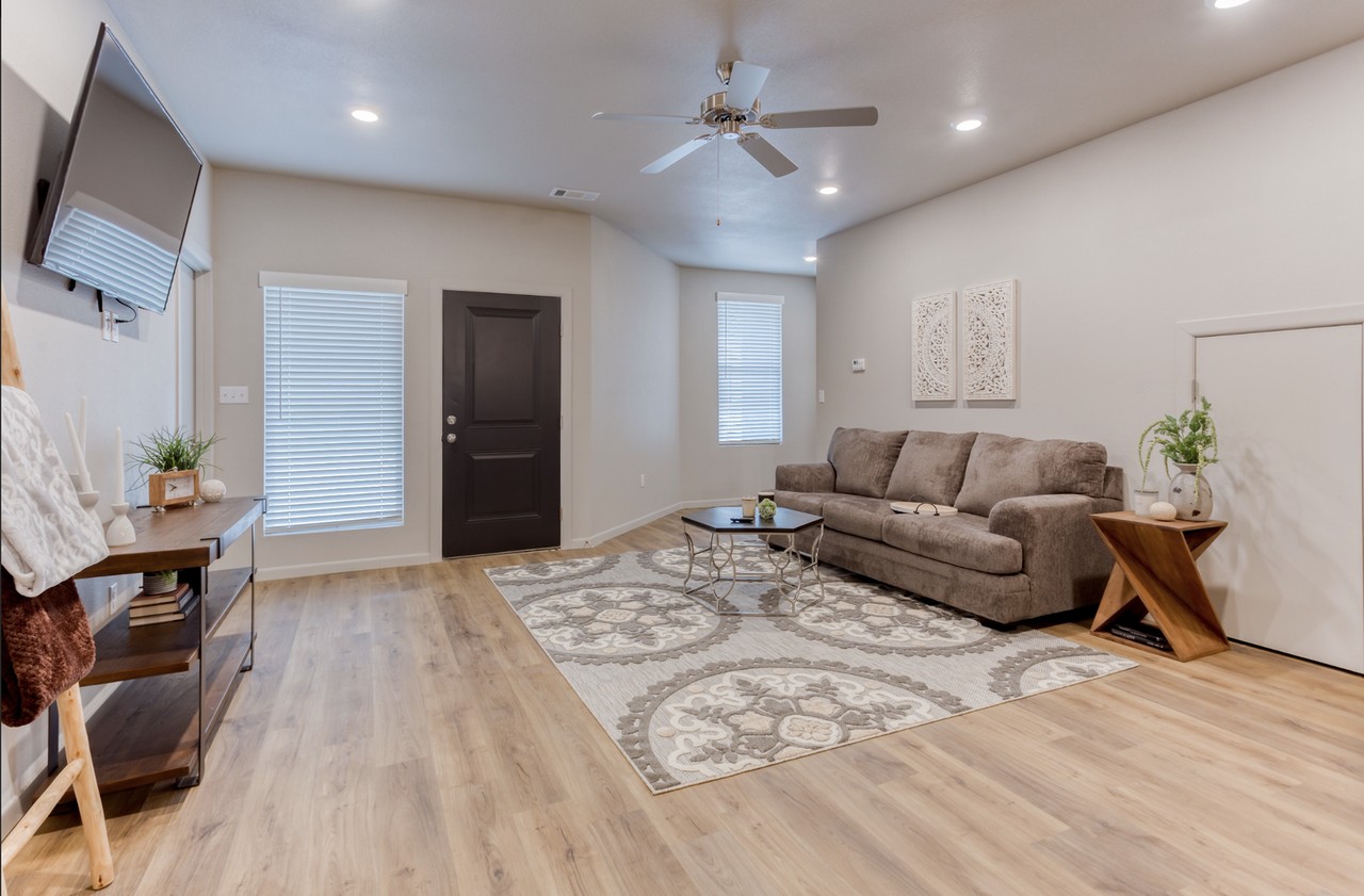402 Lincoln Ln - Photo 5 of 8