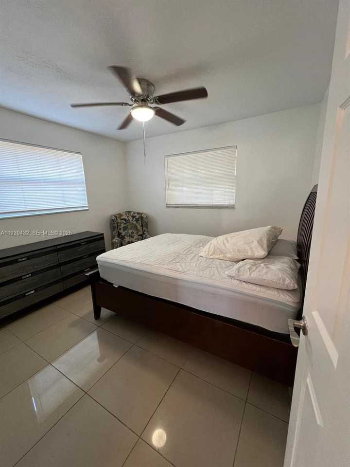 2920 Nw 11th Pl - Photo 7 of 16