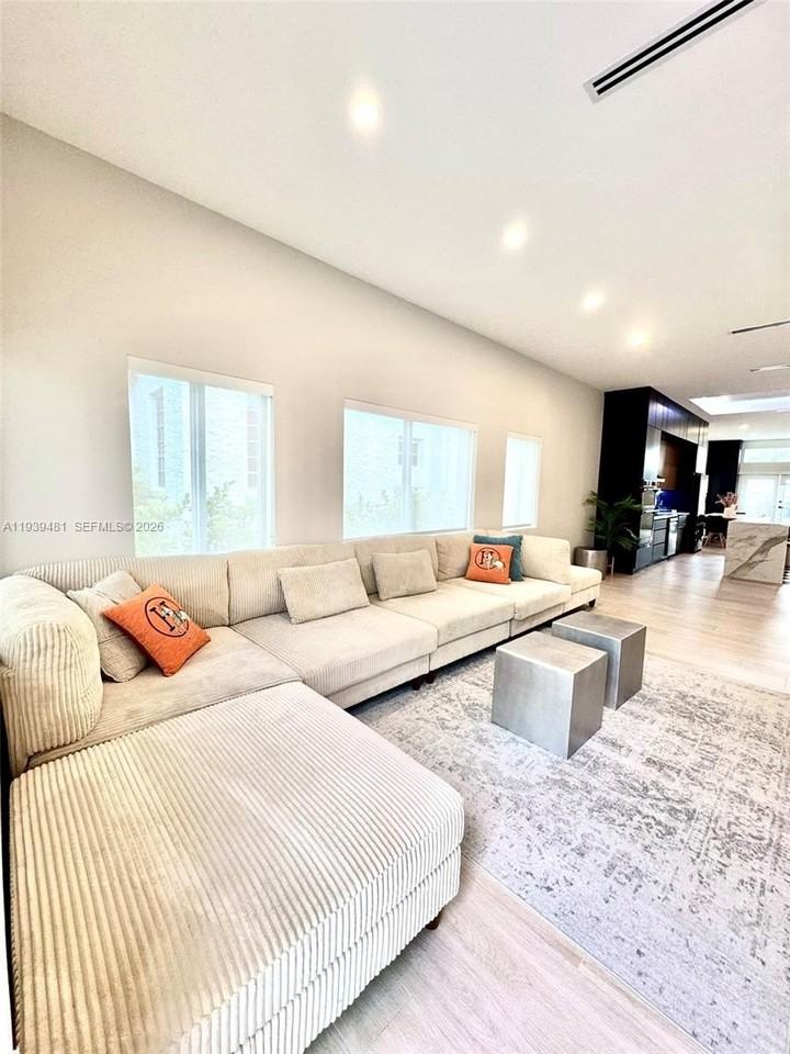 2975 Sw 15th St - Photo 5 of 27