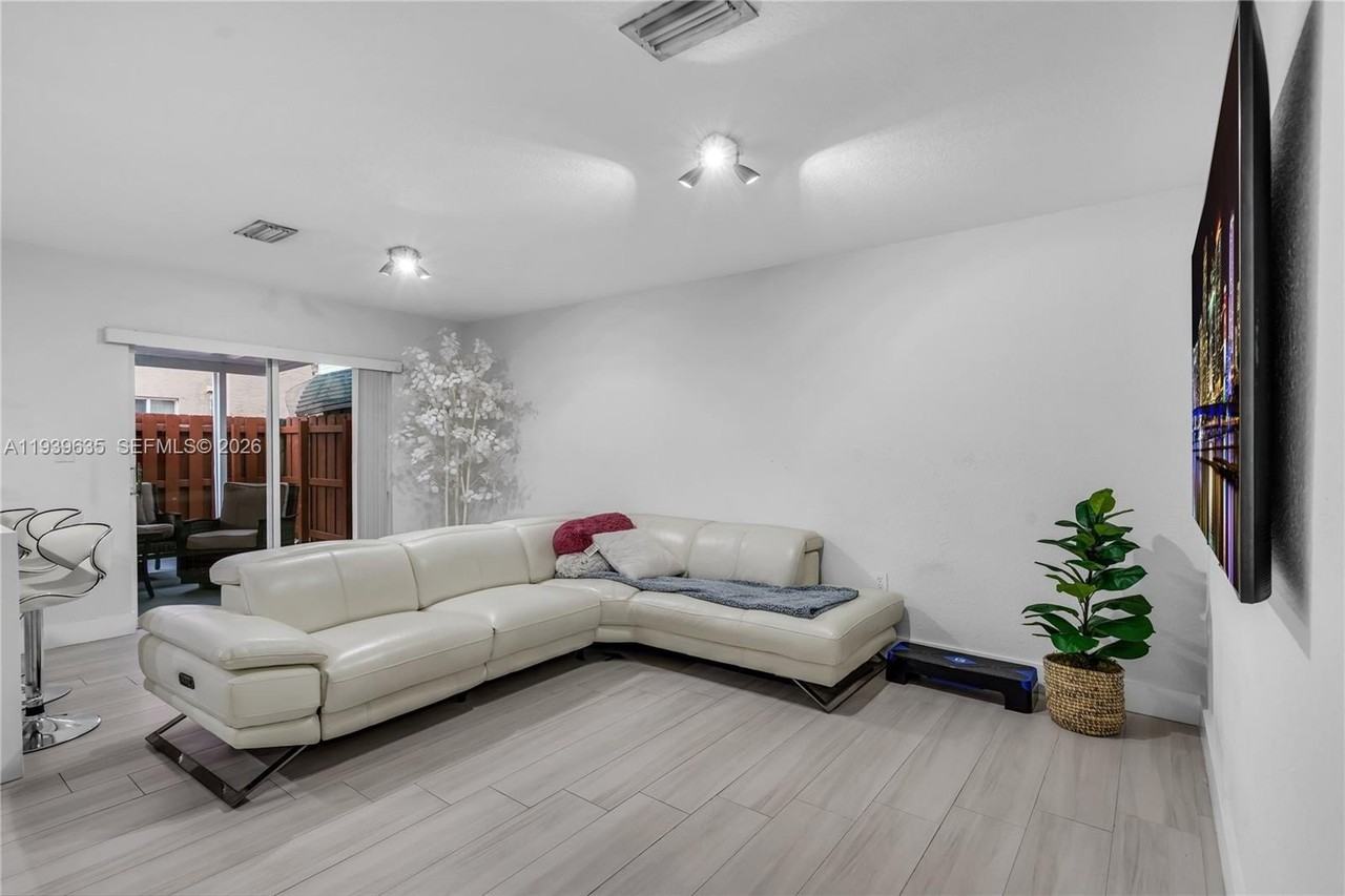 10718 Nw 87th Ct #10718 - Photo 4 of 36