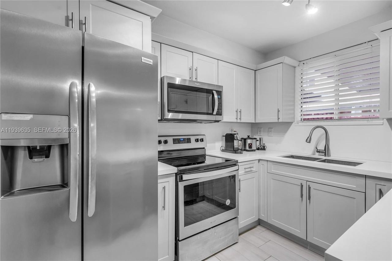 10718 Nw 87th Ct #10718 - Photo 6 of 36