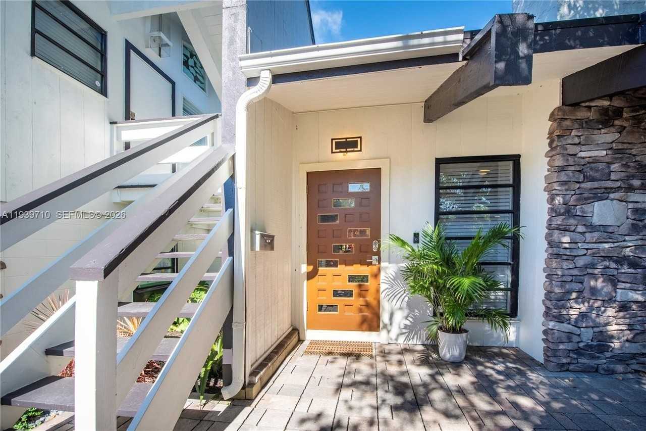 1501 Ne 24th St - Photo 3 of 31